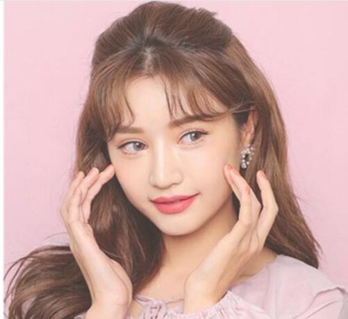 女生小卷长发