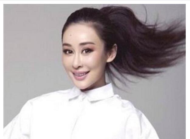 女性干练长发