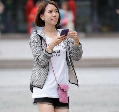街拍短裙长发图片